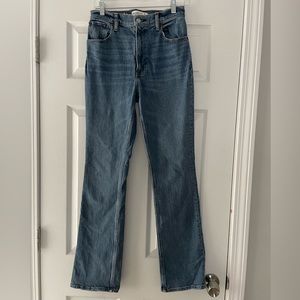 ABERCROMBIE & FITCH - The 70s Vintage Flare Ulta High Rise Jeans. Medium Wash.